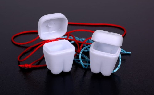 Nagrody dla małych pacjentów – A150L - Pojemnik na zęby mleczne – zawieszka ząbek biały