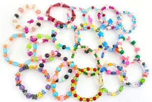 A350A09 - Bransoletka dziewczęca z przeróżnych koralików, mix wzorów i kolorów